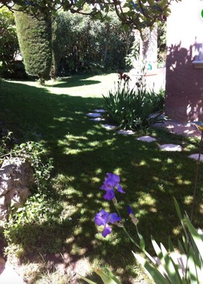 Property grounds - “Chambre Vent Vert” Guest Room (2 Guests) with Shared Pool, Wi-Fi, and Air Conditioning (Antibes)