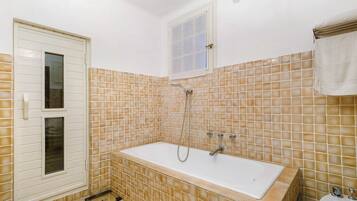 Een douche, een haardroger, handdoeken