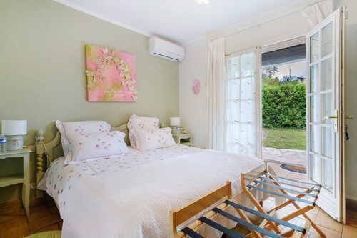 Guest Room “Vent Vert” (2 People) with Shared Pool, Wi-Fi & Air Conditioning