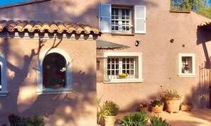 Exterior detail - “Chambre Vent Vert” Guest Room (2 Guests) with Shared Pool, Wi-Fi, and Air Conditioning (Antibes)