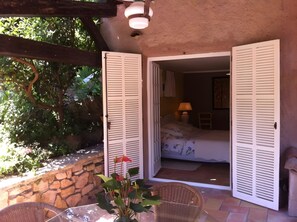 Terrace/patio - “Chambre Vent Vert” Guest Room (2 Guests) with Shared Pool, Wi-Fi, and Air Conditioning (Antibes)