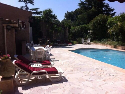 “Chambre Vent Vert” Guest Room (2 Guests) with Shared Pool, Wi-Fi, and Air Conditioning