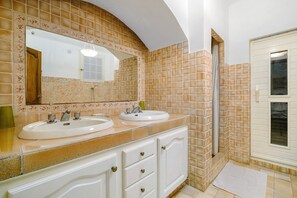 Shower, hair dryer, towels - Guest Room “Vent Vert” (2 People) with Shared Pool, Wi-Fi & Air Conditioning (Antibes)