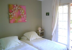 Room - “Chambre Vent Vert” Guest Room (2 Guests) with Shared Pool, Wi-Fi, and Air Conditioning (Antibes)