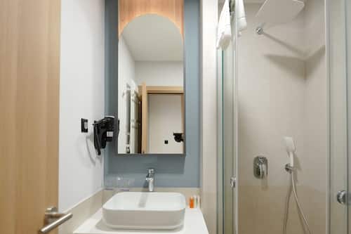 Superior Double Room, City View | Bathroom | Shower, hair dryer, slippers, towels