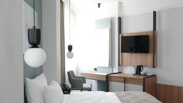 Habitación Confort doble, vistas al parque | Caja fuerte, escritorio, espacio para trabajar con un portátil