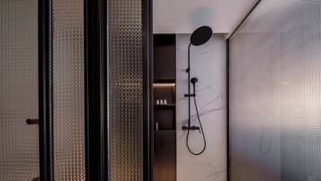 Habitación estándar doble, vistas al lago | Baño | Artículos de higiene personal gratuitos, secador de pelo y zapatillas