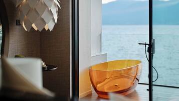 Chambre Double Sénior, vue lac | Baignoire relaxante profonde