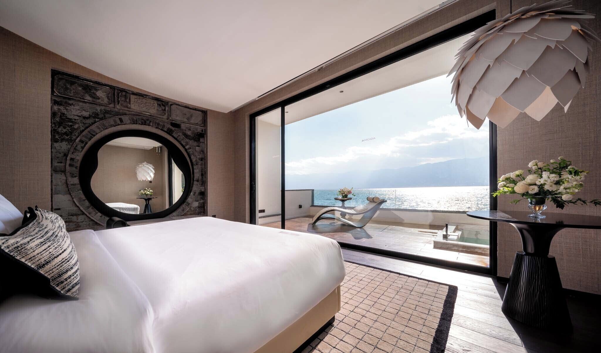 Chambre Double Sénior, vue lac | Literie de qualité supérieure, couette en duvet d'oie, minibar