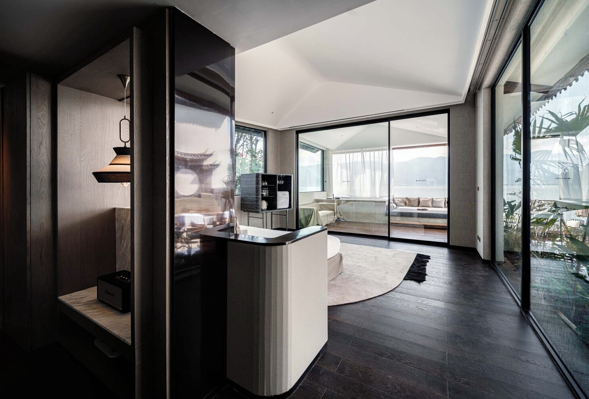 Suite Mewah, pemandangan danau | Kamar mandi | Perlengkapan mandi gratis, pengering rambut, sandal, dan handuk