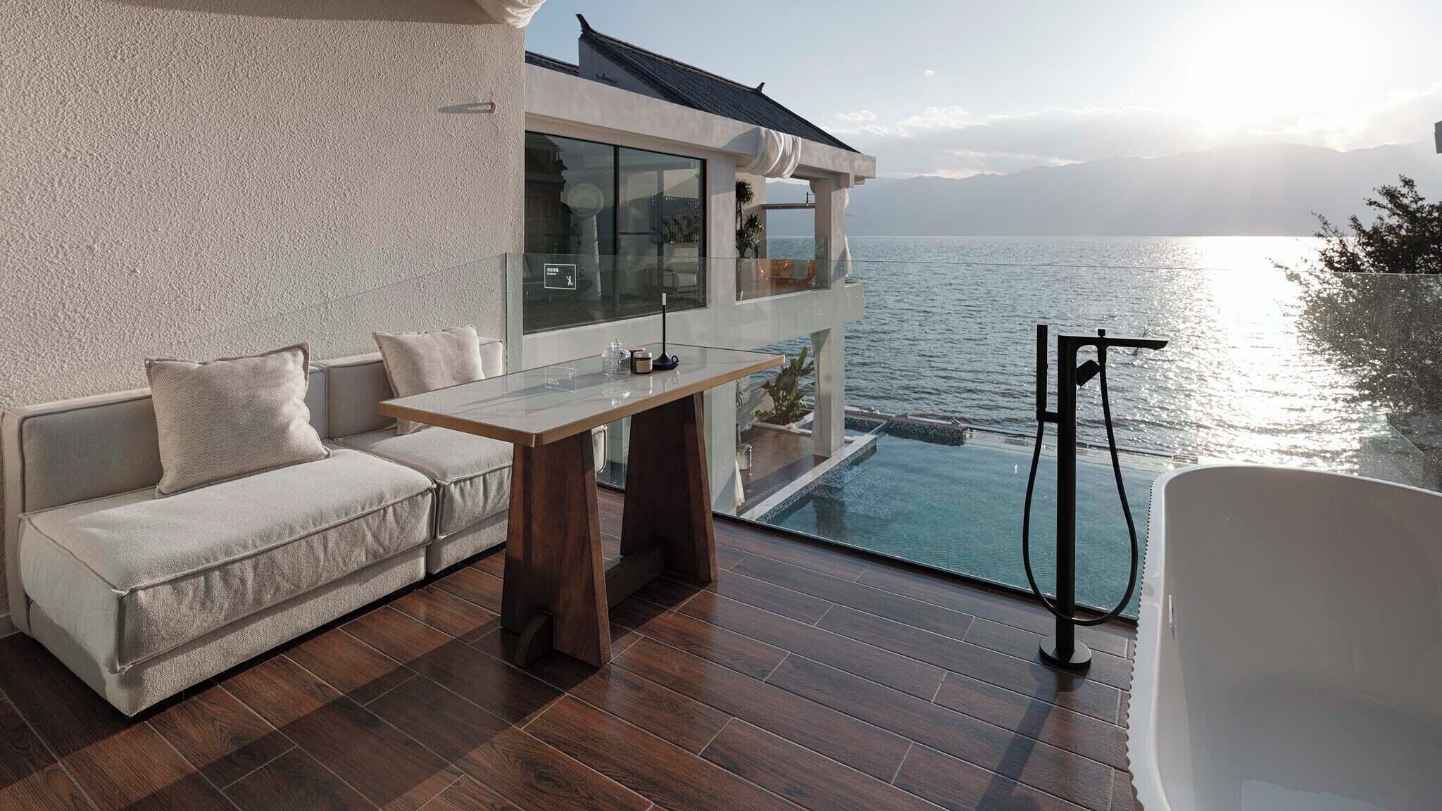 Junior dubbelrum - sjöutsikt | Terrass/Patio