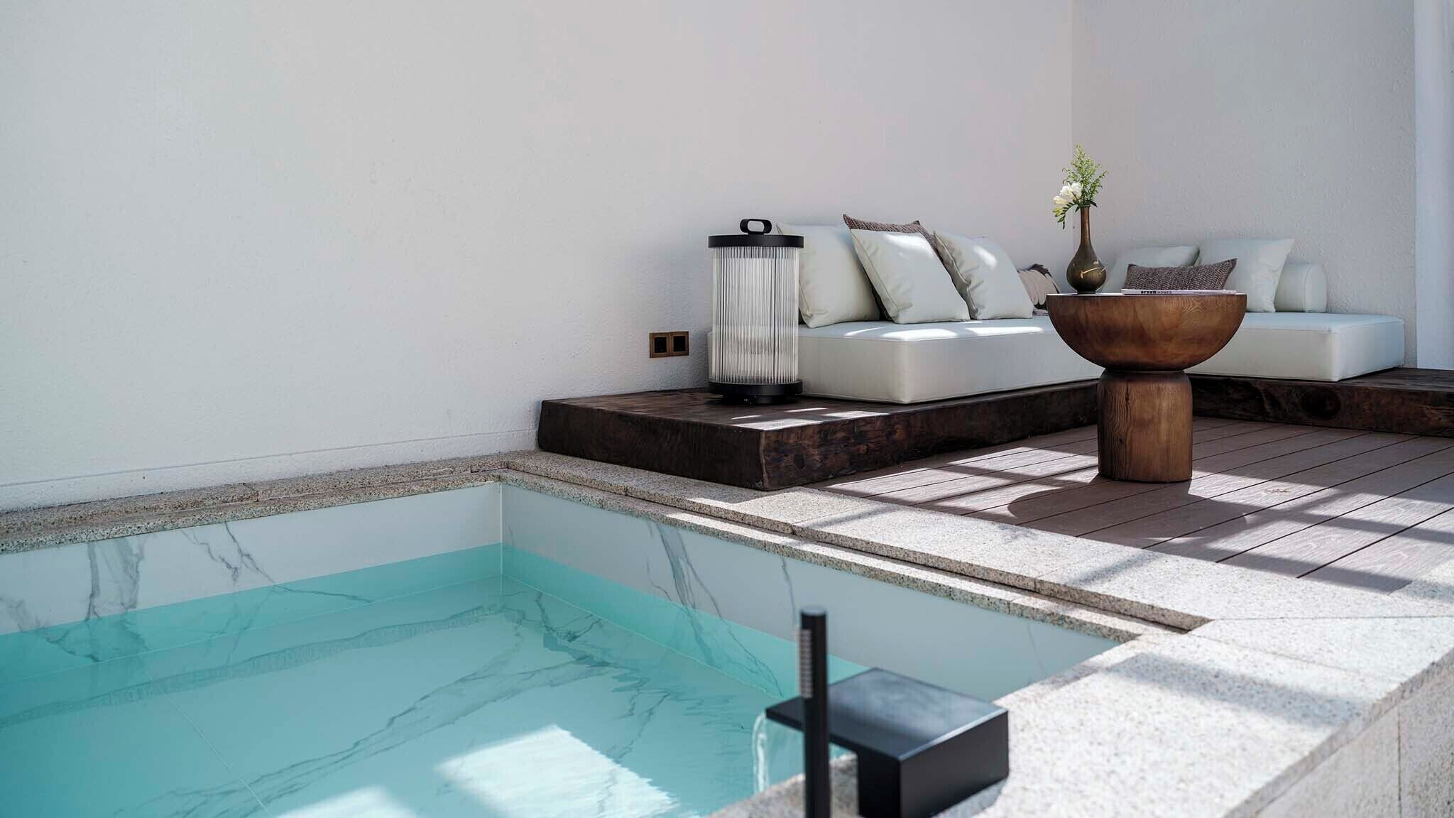 Deluxe dubbelrum - utsikt mot innergården | Djupt badkar