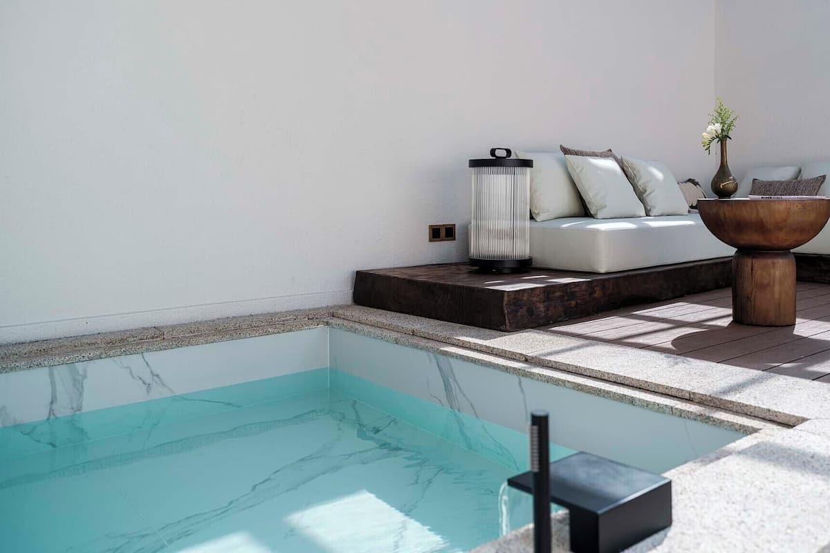 Deluxe Double Room, Courtyard View | Deep soaking bathtub