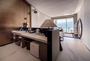 ห้องสแตนดาร์ดดับเบิล, วิวทะเลสาบ | ห้องน้ำ | ของใช้ในห้องน้ำฟรี, ไดร์เป่าผม, รองเท้าสวมภายในห้อง, ผ้าเช็ดตัว