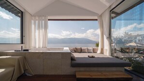 Un salon moderne avec une grande fenêtre, un canapé et une table basse.