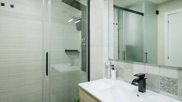 Een douche, een haardroger, handdoeken