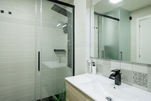Douche, sèche-cheveux, serviettes fournies