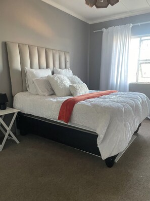 1 bedroom, iron/ironing board, WiFi, bed sheets - Swakopmund One Bedroom Apartment in Ocean View (Swakopmund)