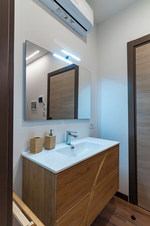Comfort Triple Room, Non Smoking | Bathroom - Venezia Urban Rooms (Livorno)