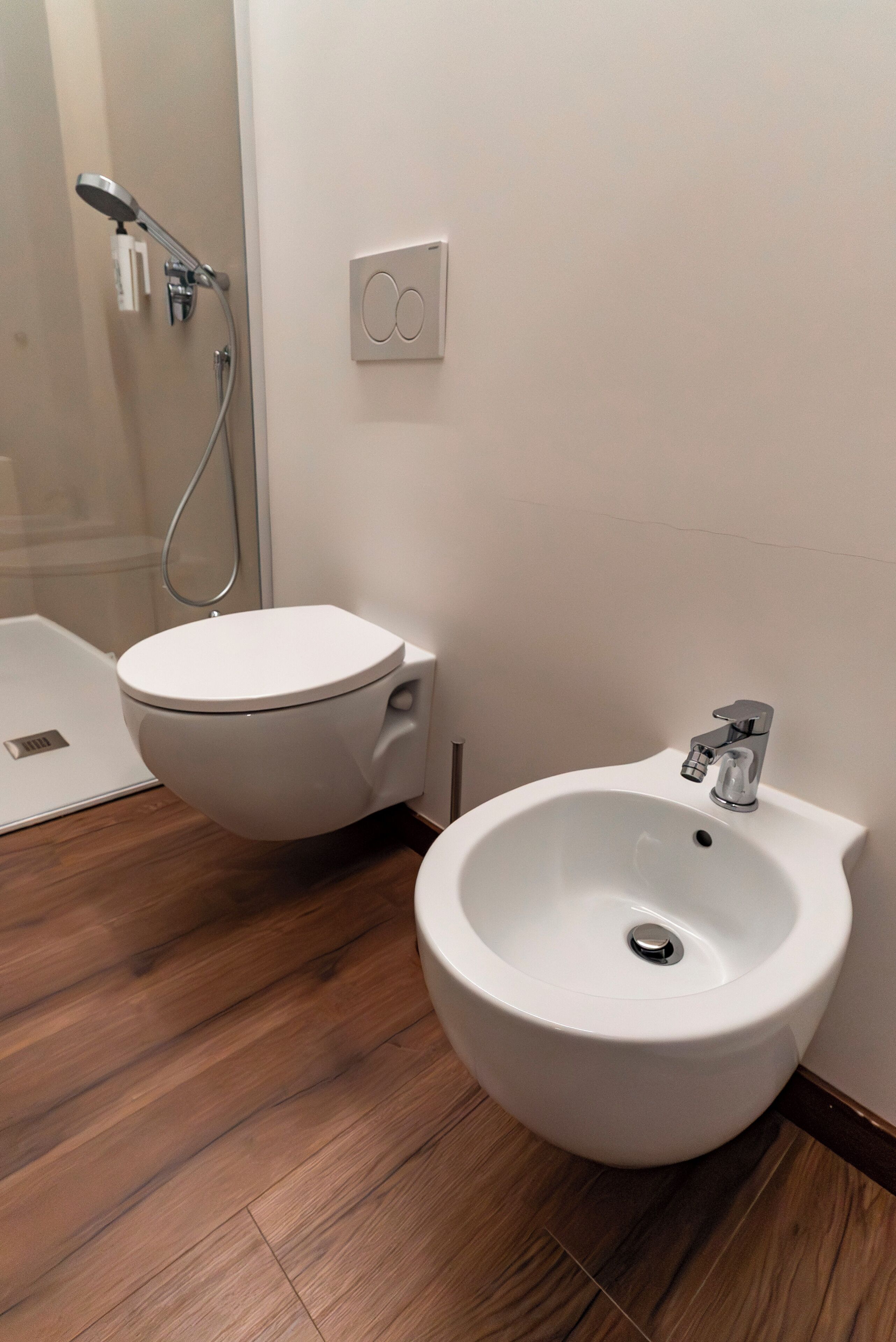 Comfort driepersoonskamer, niet-roken | Badkamer | Een haardroger, handdoeken, zeep, shampoo