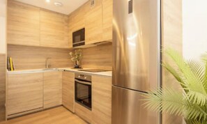 Kühlschrank, Mikrowelle, Ofen, Geschirrspüler