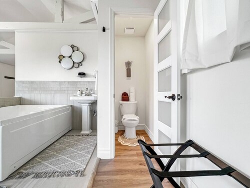 Fox Wood European-Style Chalet with Jacuzzi, hiking trail, close to downtown Eureka Springs and eight minutes to Beaver Lake.