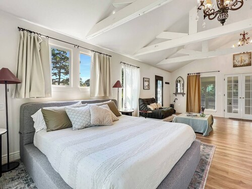 Escape to a romantic European-style chalet tucked away on 50 private acres of Fox Wood hiking trails. Enjoy a private Jacuzzi and luxury finishes, just 8 minutes to Beaver Lake and close to historic downtown Eureka Springs.