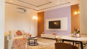 TV, fireplace
