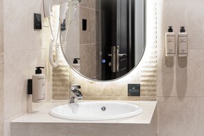 Junior Suite | Bathroom | Separate tub and shower, hair dryer, towels, soap
