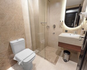 Habitación clásica con 1 cama doble o 2 individuales | Baño | Bañera y ducha independientes, secador de pelo, toallas y jabón