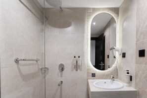 Suite Deluxe | Baño | Bañera y ducha independientes, secador de pelo, toallas y jabón