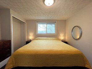 3 bedrooms, free WiFi, bed sheets - 3 bedroom, 1.5 bathroom furnished two story home downtown Traverse City in Boardman Neighborhood available for 30 day stays. Perfect for families and one or two dogs with large fenced-in backyard! (Traverse City)