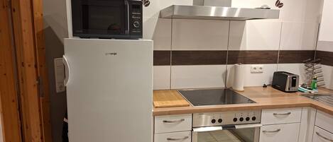 Réfrigérateur, micro-ondes, four, plaque de cuisson