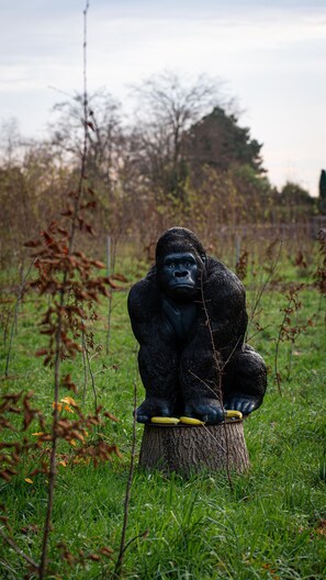 A gorilla statue with a plate of food. - Holiday Apartment “Im Grünen” with Balcony and Wi-Fi (Korschenbroich)