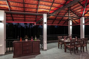 Outdoor dining - ELIVAAS Tranquility 5BHK PetFriendly (K.M. Kolli)