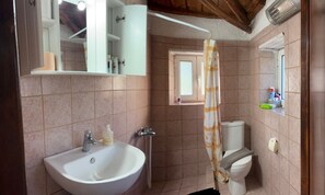 Secadora de cabello, toallas, jabón, papel de baño 
