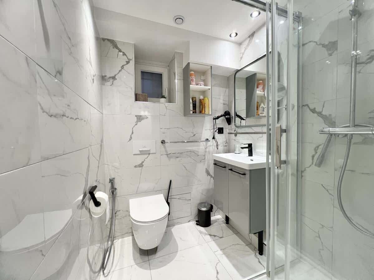 Shower, hair dryer, shampoo