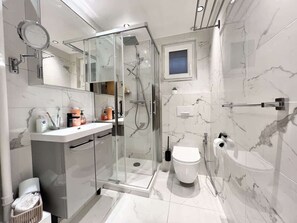 Shower, hair dryer, shampoo - Superbe appartement 3 chambres climatisé Croisette (Cannes)