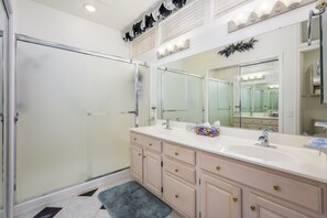 Shower, hair dryer, towels, soap - Sun City West home on 5th green (Sun City West)
