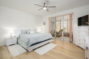 2 bedrooms, in-room safe, desk, iron/ironing board - Sun City West home on 5th green (Sun City West)