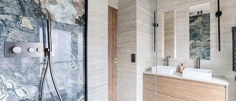 Dusche, Haartrockner, Handtücher