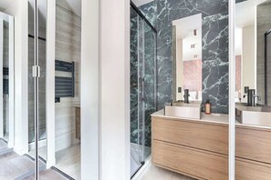 Shower, hair dryer, towels - Appartement de luxe vue sur la Madeleine (Paris)