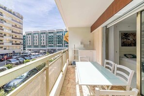Outdoor dining - Charming studio near the Croisette (Cannes)