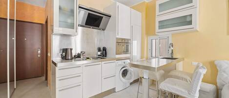 Fridge, microwave, stovetop, dishwasher