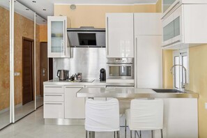 Fridge, microwave, stovetop, dishwasher - Studio de Charme ensoleillé Monaco Beausoleil (Beausoleil)