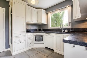 Fridge, microwave, oven, dishwasher - Luxueuse Maison 4 Chambres avec Piscine (Tourgéville)