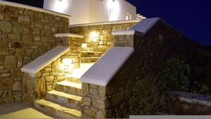 A stone staircase leading to a white building with illuminated steps. - Opus Apartment by Mykonian Hospitality (Mykonos)