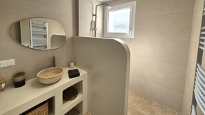 Dusche, Haartrockner, Handtücher, Toilettenpapier
