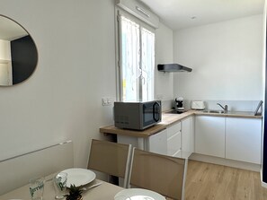 Private kitchen - STUDIO BLEU NEUF 4 PERSONS (Breuillet)