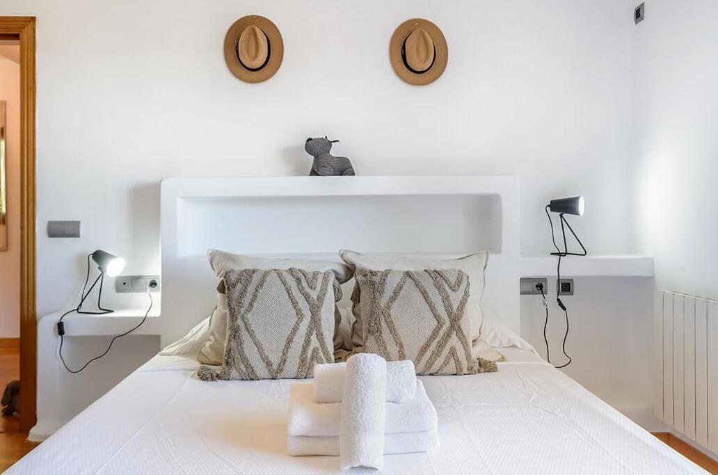 5 bedrooms, iron/ironing board, free WiFi, bed sheets